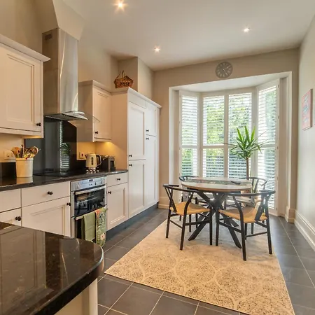 Host & - Kings Cloisters *